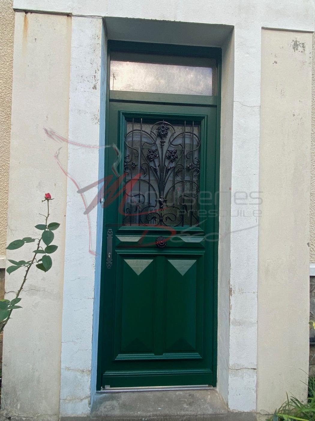 Porte d'entrée Bel'm bois, reproduction à l'identique et réutilisation de la grille de l'ancienne porte